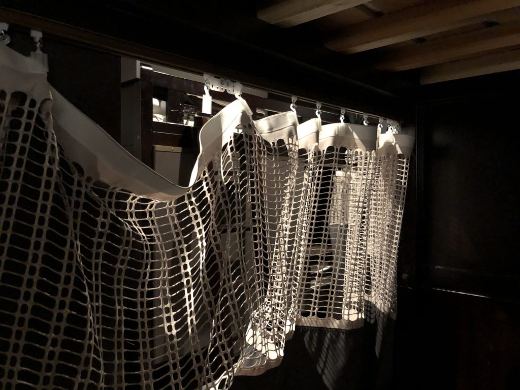 ホステルのベッドの内部