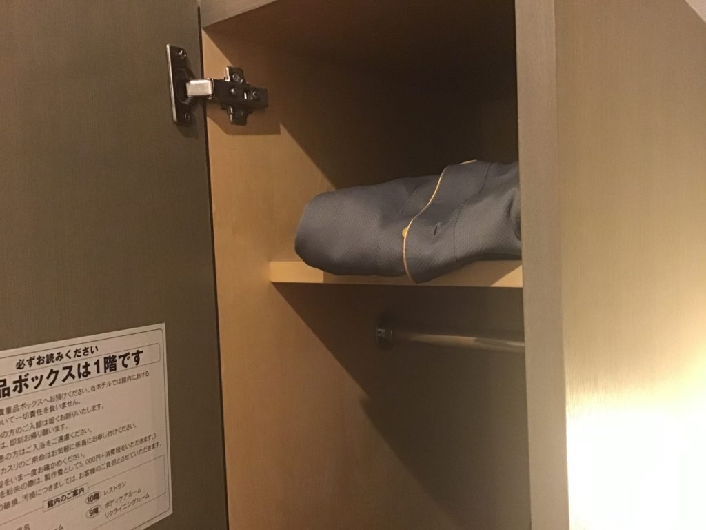 カプセルホテルのロッカー